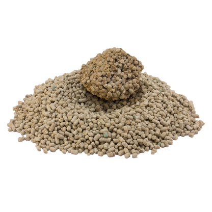 Natural clumping pine and bentonite cat litter